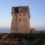 L�edificio si trova a ridosso del mare, sulla costa rocciosa e frastagliata: si presenta in pietra color ocra, a pianta quadrata  e con tre caditoie per lato, inizialmente usate da chi era di vedetta per difendersi dal nemico ormai prossimo, ma poi diventate semplice elemento di decoro